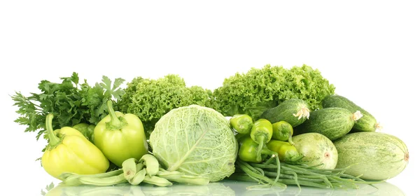 Świeże zielone warzywa na białym tle — Zdjęcie stockowe