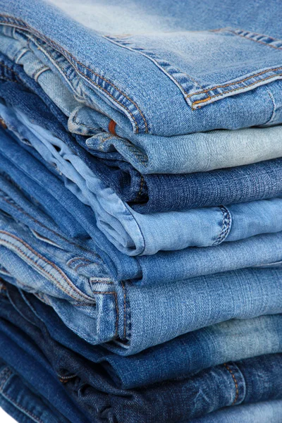 Molti jeans impilati in un primo piano mucchio — Foto Stock