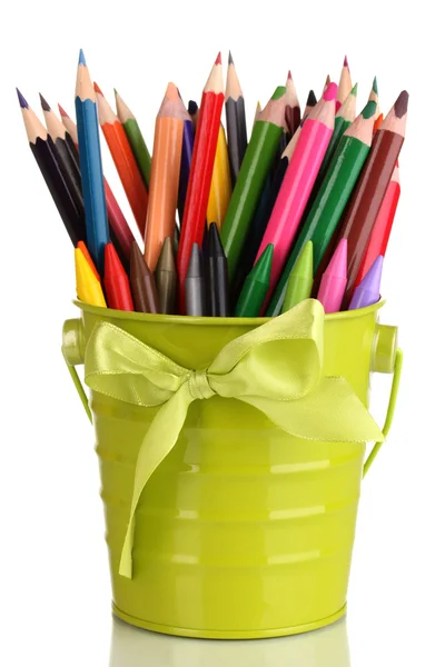 Цветные карандаши и фломастеры в зеленом ведре изолированы на белом — стоковое фото