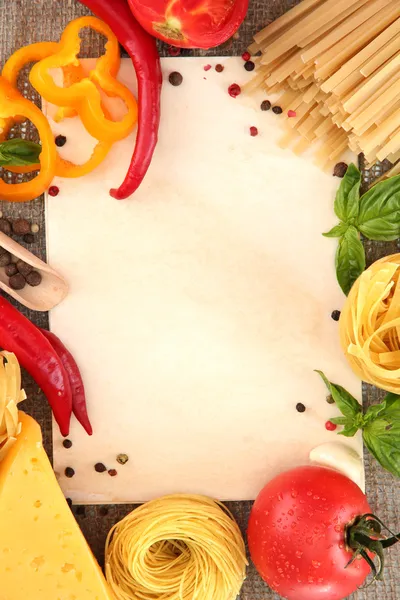 Papier do receptur, spaghetti z warzywami i przyprawami, na zwolnieniu tło — Zdjęcie stockowe
