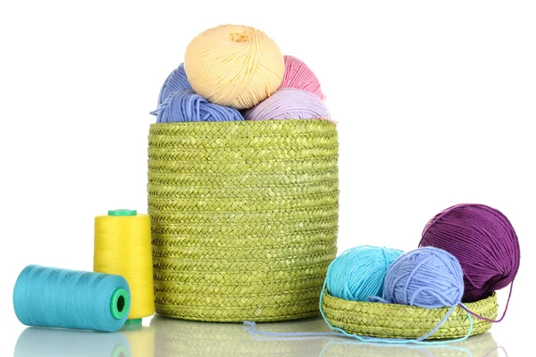 Fio colorido para tricô em cesta verde isolado em branco — Fotografia de Stock
