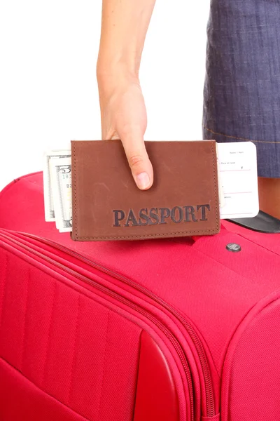 Κρατώντας το διαβατήριο και τη βαλίτσα στο χέρι κινηματογραφήσεων σε πρώτο πλάνο — Φωτογραφία Αρχείου