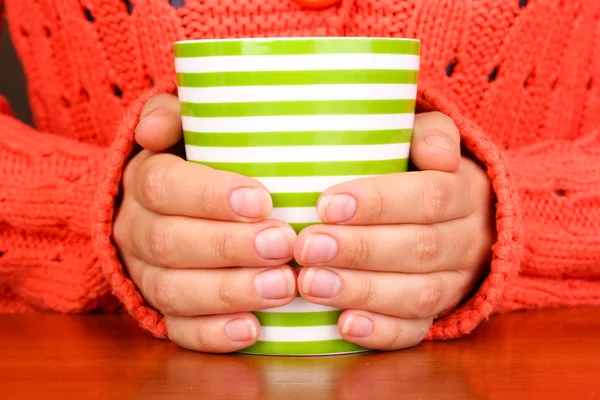 Händer som håller mugg varm dryck närbild — Stockfoto