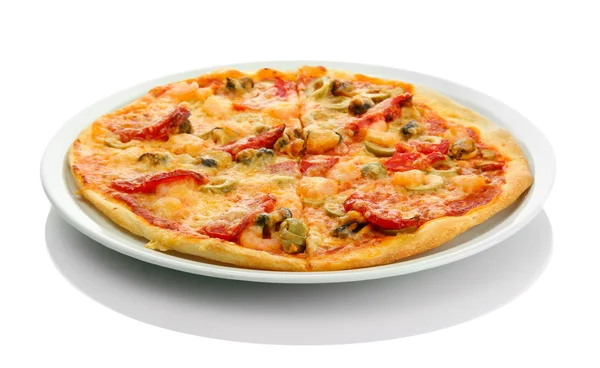 Smakelijke pizza op de plaat geïsoleerd op wit — Stockfoto