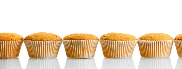 Bolos de muffin saborosos, isolados em branco — Fotografia de Stock