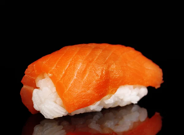 Utsökt sushi isolerade på svart — Stockfoto