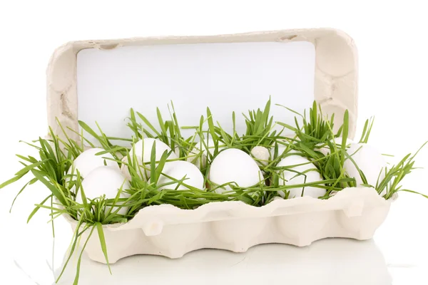 Uova eco-compatibili in scatola isolata su bianco — Foto Stock