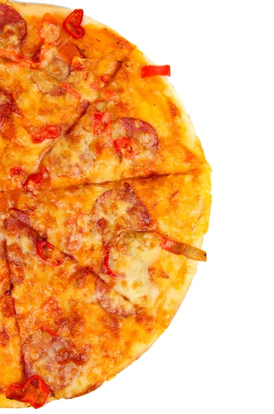 美味的意大利辣香肠披萨上白色隔离 — 图库照片