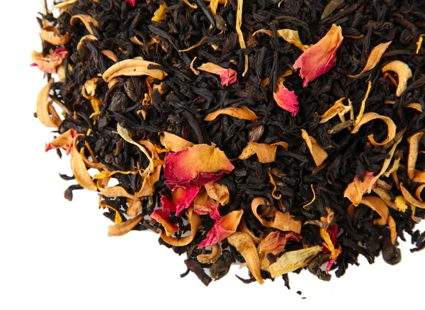Aromatischer schwarzer, trockener Tee mit Früchten und Blütenblättern, isoliert auf weißem — Stockfoto