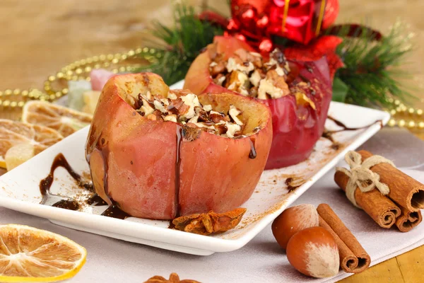 Manzanas al horno en el plato de cerca —  Fotos de Stock