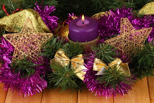 Karácsonyi zeneszerzést gyertyák és díszek, lila és arany színben, fából készült háttér — Stock Fotó
