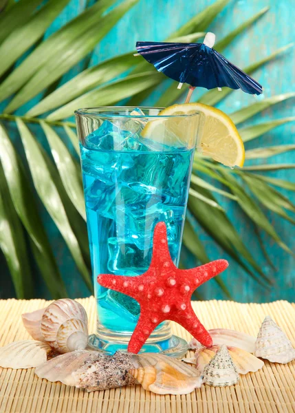 Blauwe lagune cocktail op tropische achtergrond — Stockfoto