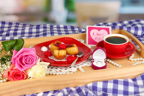 Desayuno en la cama el día de San Valentín de cerca — Foto de Stock