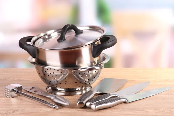 Keukengerei op tafel in de keuken — Stockfoto