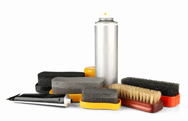 Set de cosas para limpiar y pulir zapatos, aislados en blanco — Foto de Stock