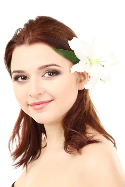 Портрет красивой молодой женщины с гламурным макияжем и цветком, изолированный на белом — стоковое фото