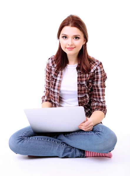 Schöne junge Frau mit Laptop isoliert auf weiß — Stockfoto