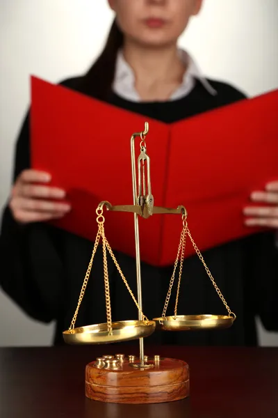 Bíró olvasni ítéletet a szürke háttér — Stock Fotó