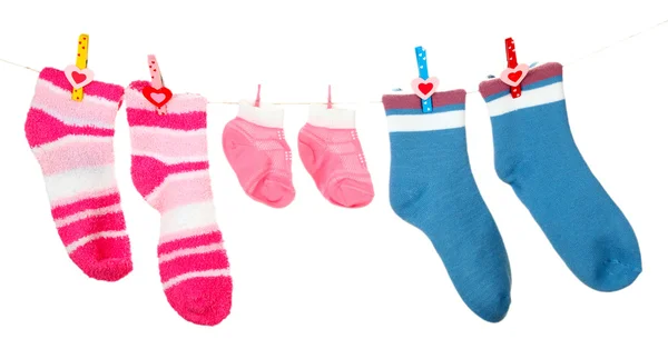 Bunte Socken hängen an der Wäscheleine, isoliert auf weiß — Stockfoto