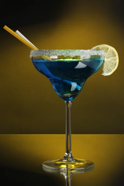 Cocktail bleu en verre sur fond de couleur — Photo