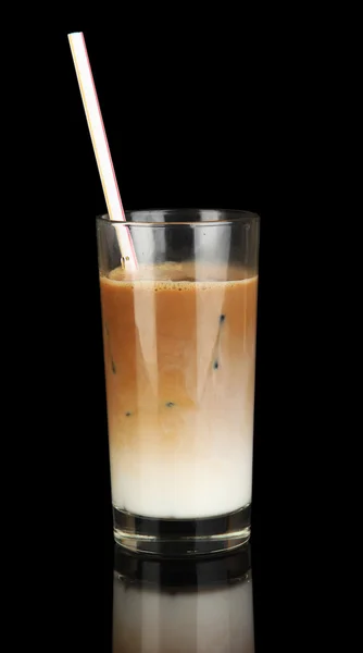 Kawa na zimno z lodem w szkło na czarnym tle — Zdjęcie stockowe