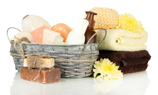 Composition des flacons cosmétiques et savon dans le panier, isolé sur blanc — Photo