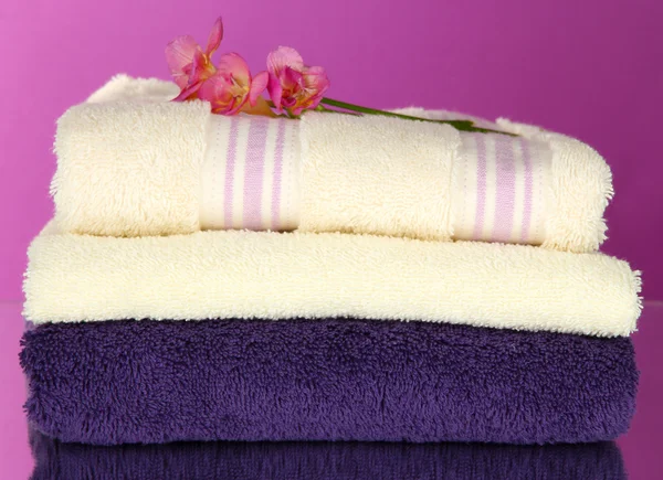 Serviettes de bain sur fond violet — Photo