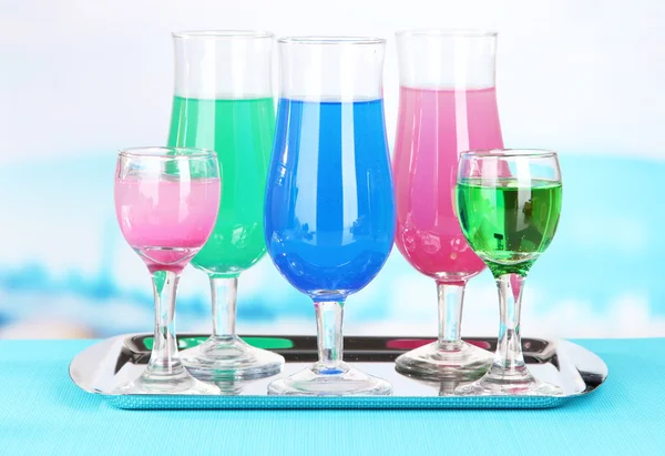 Glasögon av cocktails på bordet nära pool — Stockfoto