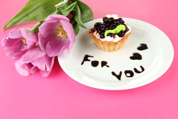 Süße Torte mit Brombeer- und Schokoladensauce auf Teller, auf farbigem Hintergrund — Stockfoto