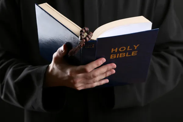 Priest reading from the holy bible, close up — Stock Photo, Image