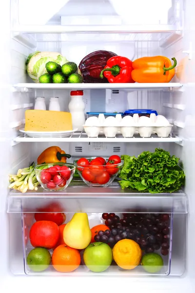 Réfrigérateur plein de nourriture — Photo
