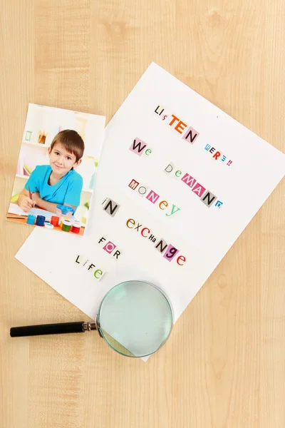 Letter to requirements of kidnapper on wooden table close-up — Stock Photo, Image