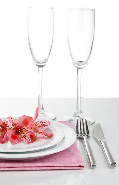 Festliche Tischdekoration mit Blumen auf weißem Grund — Stockfoto