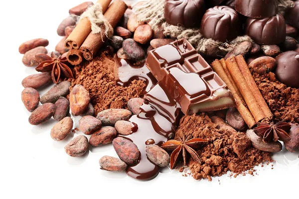 Σύνθεση της σοκολάτας, γλυκά, κακάο και μπαχαρικά, που απομονώνονται σε λευκό — Φωτογραφία Αρχείου