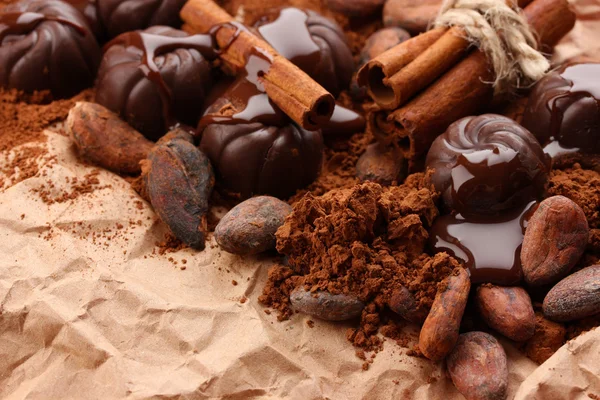 Composition de bonbons au chocolat, cacao et épices sur fond brun — Photo