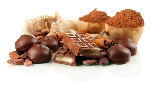 Composição de doces de chocolate, cacau e especiarias, isolados em branco — Fotografia de Stock