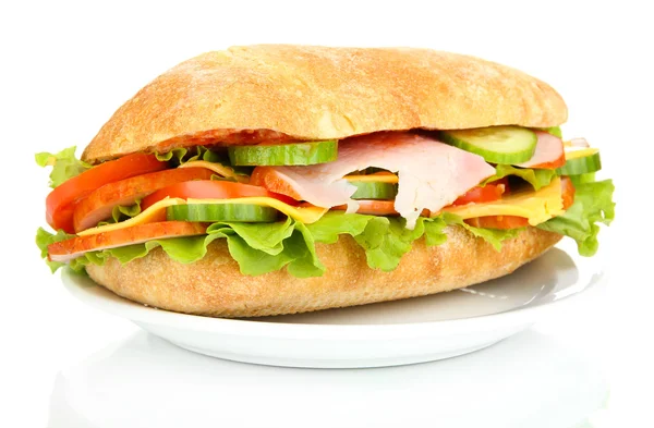 Vers en smakelijk sandwich met ham en groenten geïsoleerd op wit — Stockfoto