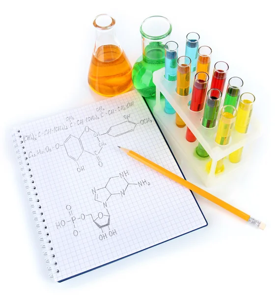 カラフルな液体と白で隔離される数式で試験管 — ストック写真
