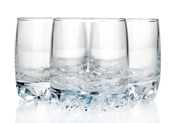 Vasos pequeños para bebidas aisladas en blanco —  Fotos de Stock