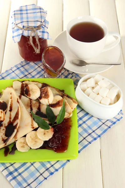 Taza de té y panqueques con plátanos y mermelada — Foto de Stock