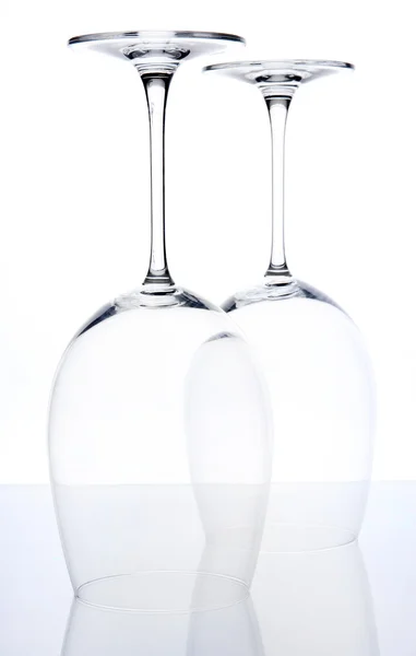 Bicchieri di vino vuoti disposti e isolati su bianco — Foto Stock