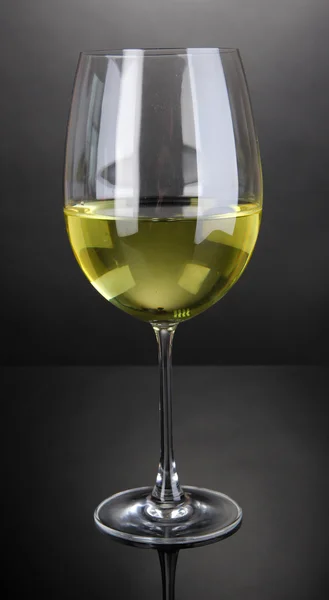 Kieliszek do wina białego na szary tło — Zdjęcie stockowe