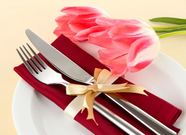 Cenário festivo de mesa de jantar com tulipas no fundo bege — Fotografia de Stock