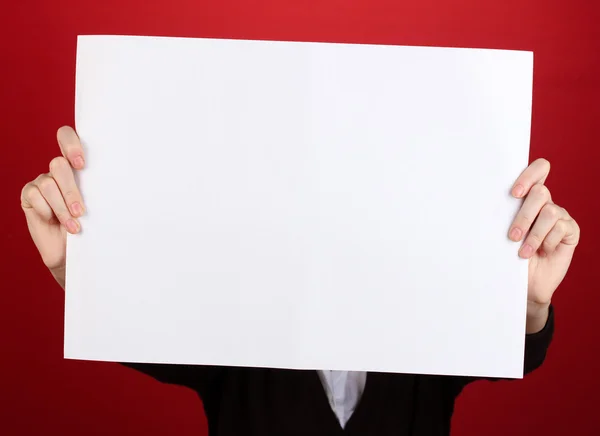 Mujer sosteniendo un cartel en blanco delante de su cara, sobre fondo de color —  Fotos de Stock