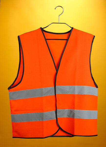 Оранжевый жилет, на цветном фоне
