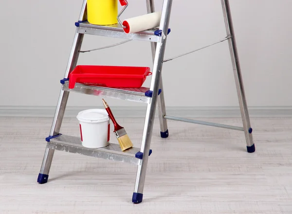 Escalera de metal y pintura en la habitación — Foto de Stock