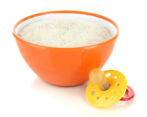 Leche en polvo en tazón para bebé y pezón aislado en blanco — Foto de Stock