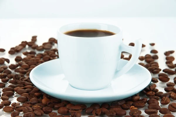 Φλιτζάνι καφέ ισχυρή απομονωθεί σε λευκό — Φωτογραφία Αρχείου