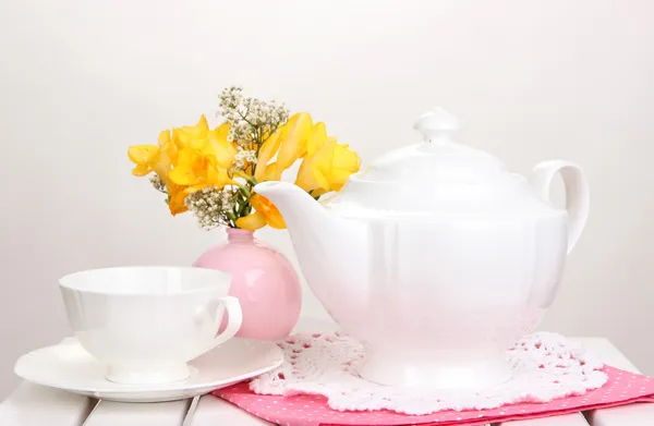 Conjunto bonito com chá na mesa de piquenique de madeira no fundo branco — Fotografia de Stock