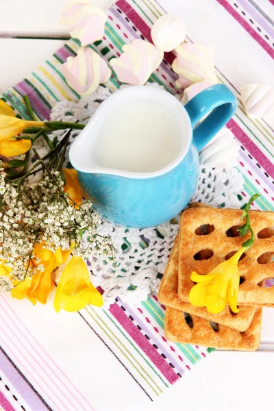 ミルクとクッキーと木製のピクニック テーブルのクローズ アップでの美しい組成 — ストック写真